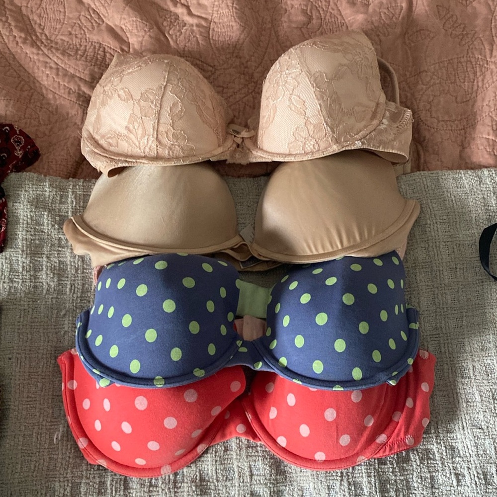 4 Victoria Secret Bras : hardly worn, smoke free home